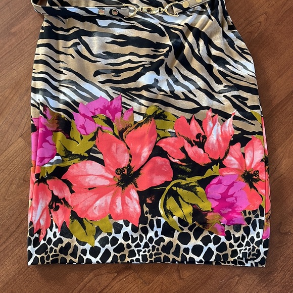 Elegant animal print with flowers. - Picture 2 of 3